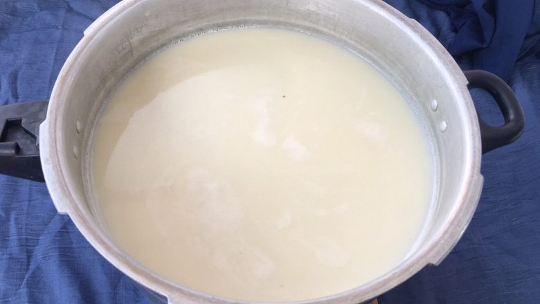 手工自制豆腐~纯天然无添加,胆巴兑好,豆浆煮沸后,下面开始点豆花!