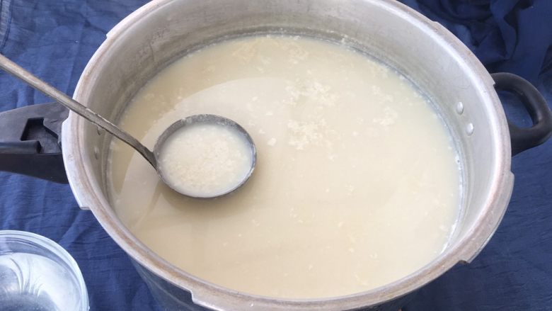 手工自制豆腐~纯天然无添加,用小勺舀半勺胆巴水,沿豆浆上面慢慢打转圈(不要把放胆巴水的勺子放锅底下搅拌,胆巴水会慢慢沉下锅底,豆腐形成一般是由下往上形成,勺子放锅底搅拌会搅散豆腐形成),一点点把胆巴水边打转边加入豆浆中,舀一次胆巴水沿豆浆上面打七~十个回转!接着再舀半勺胆巴水沿豆浆上面打7~10个回转,如此重复添加胆巴水……直至形成豆花!俗话说,心急吃不了热豆腐,说的就是这样☺