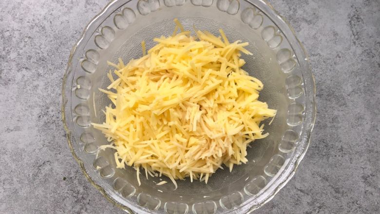 香煎土豆丝饼,土豆刨细丝(个人建议用刨刀刨丝方便,口感更好)