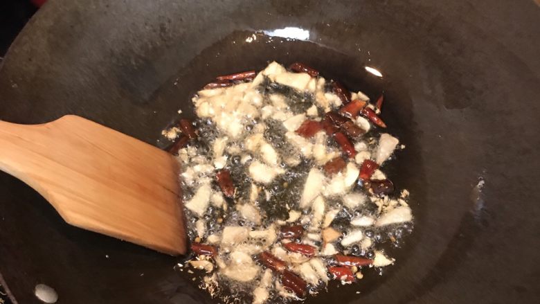 水煮鱼,热锅凉油,油热后加入干辣椒和姜蒜爆炒