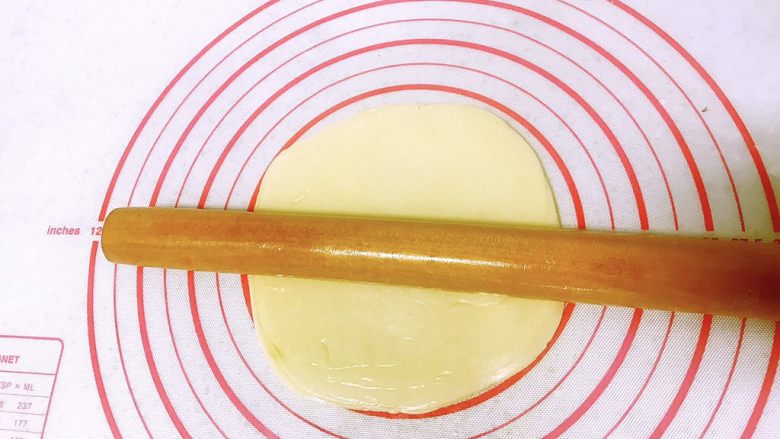 饺子皮的春天来了(快速版春卷),同样的方法擀开,擀到自已觉得满意薄的程度就可以了。