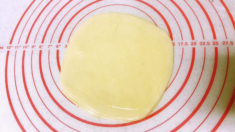 饺子皮的春天来了(快速版春卷),擀开后翻面。