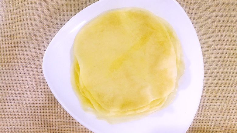 饺子皮的春天来了(快速版春卷),再放一起就不会粘了。