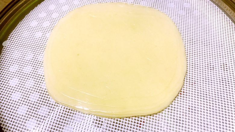 饺子皮的春天来了(快速版春卷),放入蒸笼,冷水上锅,水开8分钟后,关火,立刻取出。