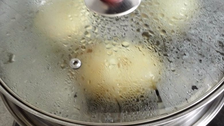 正宗西式土豆沙拉,先把土豆,胡萝卜,芹菜洗净。把土豆放锅里蒸。