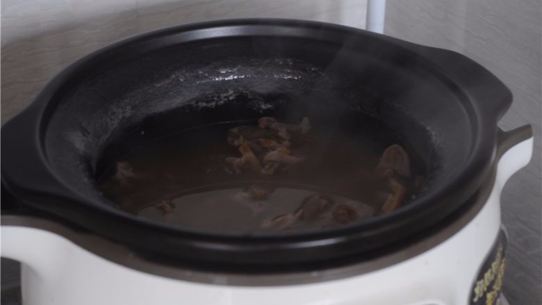 墨鱼猪肚汤,时间到,猪肚墨鱼炖好了