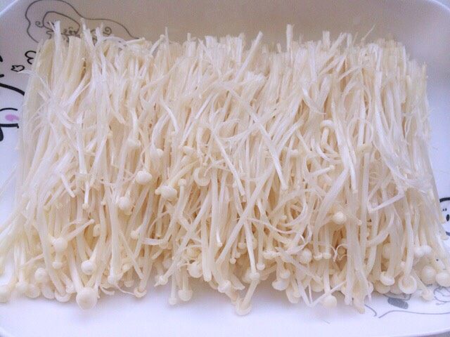 椒香金针菇,沥干水的金针菇平铺在盘子里