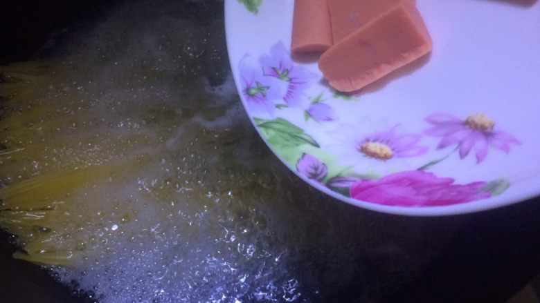 简易意大利面,意面煮两至三分钟，然后加入切好的香肠，再煮片刻。