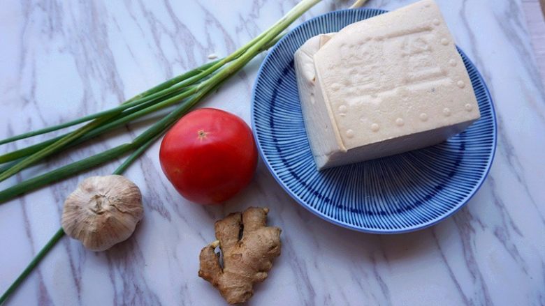 百搭西红柿+西红柿豆腐,提前将原材料准备好