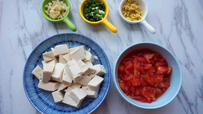 百搭西红柿+西红柿豆腐,大蒜、<a style='color:red;display:inline-block;' href='/shicai/ 2802'>老姜</a>切碎；葱切成花，<a style='color:red;display:inline-block;' href='/shicai/ 465'>豆腐</a>切成小块；<a style='color:red;display:inline-block;' href='/shicai/ 3551'>西红柿</a>去皮切成丁待用