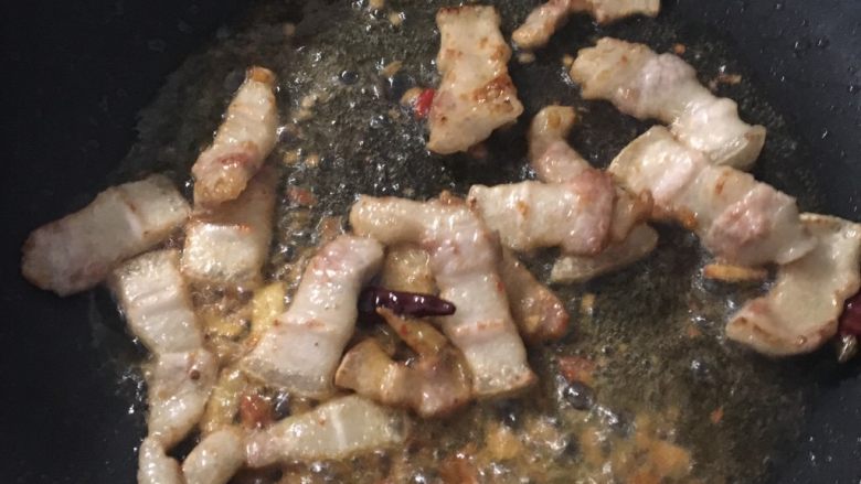 五花肉烧花菜,五花肉金黄了放入辣椒酱