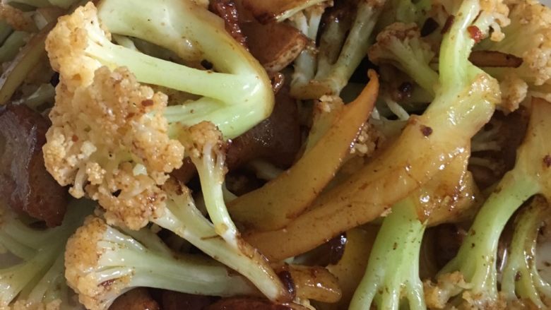 五花肉烧花菜,熟了装盘