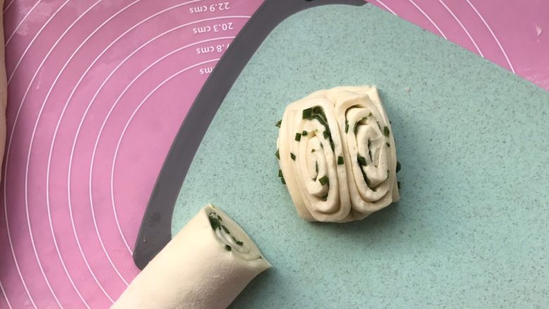 香葱花卷~中式面点,把两边向中间靠拢即可