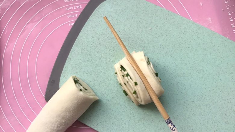 香葱花卷~中式面点,两两放一起,筷子在中间压一下