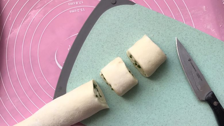 香葱花卷~中式面点,用刀切宽度大约4-5厘米的剂子