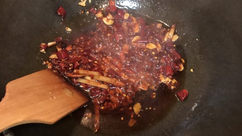 水煮鱼,热锅凉油,油热后加入姜蒜干辣椒两勺豆瓣酱炒香