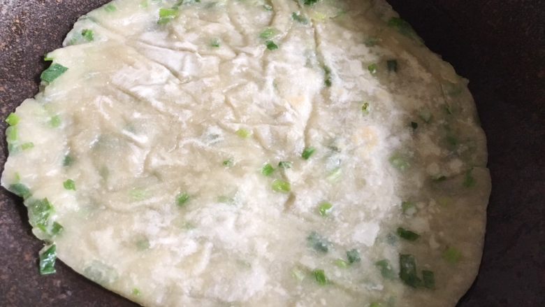 葱花饼,平底锅抹上少许油,见面煎至金黄即可
