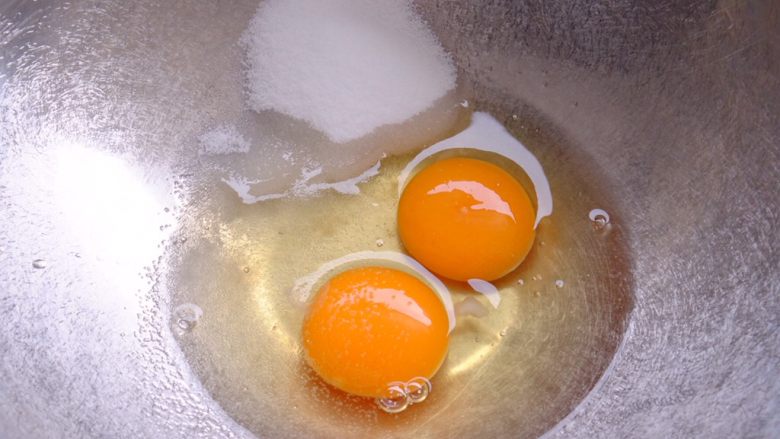 低脂苹果蛋糕搭配0⃣️奶油焦糖酱
(食物替换系列2),把50克糖倒入碗中 和鸡蛋一起混合搅打均匀