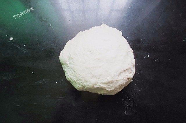 自制手抓饼,早饭又多了个选择,1、开水150克加入面粉中，用筷子搅拌，再加入150克左右凉水，初步成团后加入软化的20克黄油，揉至表面光滑，醒30分钟