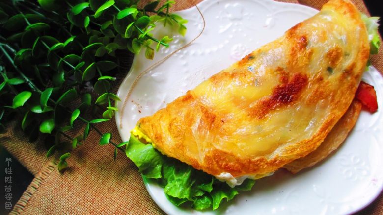 自制手抓饼,早饭又多了个选择,刚做好的手抓饼千层百叠，层薄如纸，外皮金黄酥脆，内层柔软白嫩，一股葱油与面筋的香味扑鼻而来……