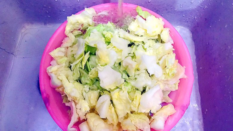 家常蚝油辣炒百合卷心菜,撕碎的卷心菜冲洗干净!
