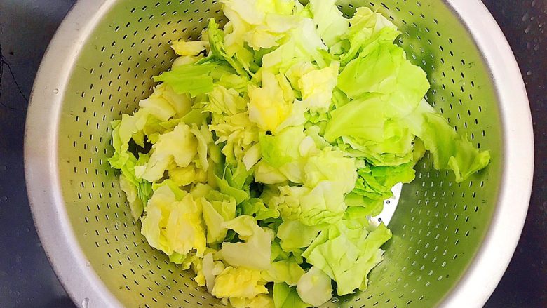 家常蚝油辣炒百合卷心菜,卷心菜洗净之后沥干水分,备用!