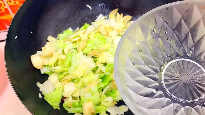 家常蚝油辣炒百合卷心菜,翻炒片刻之后加入少许热开水!
千万不要用冷水,不然食材就会变老,就不好吃了!