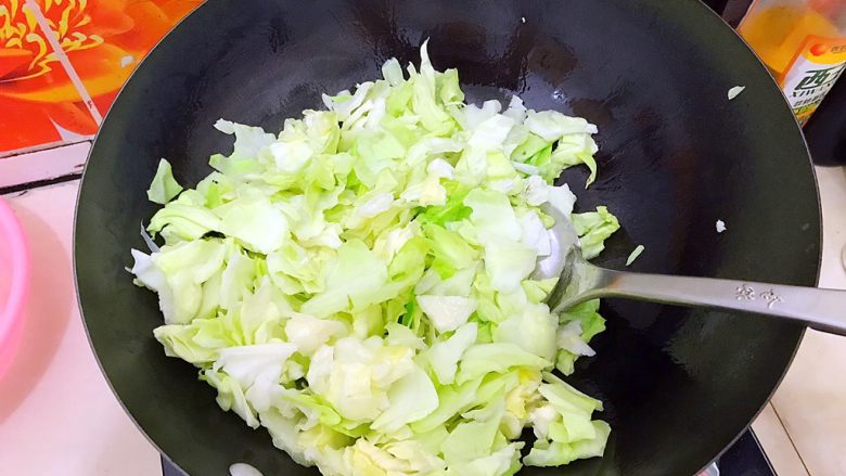 家常蚝油辣炒百合卷心菜,倒入卷心菜翻炒片刻,至卷心菜稍微有点变软且有水分出来!