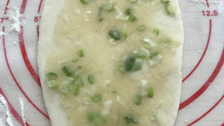 油酥葱油饼,擀成偏椭圆形,然后涂上油酥