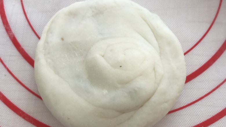 油酥葱油饼,一头朝上,然后往下按下去,就是图片这个样子了,