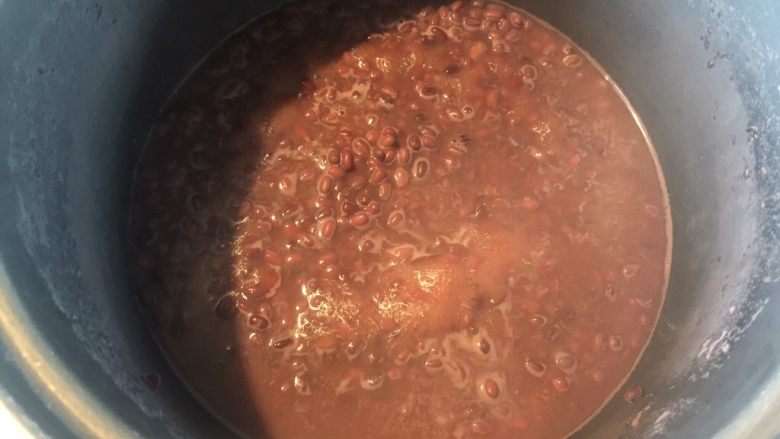 红豆沙,在锅里煮,煮开再煮五分钟闷一会