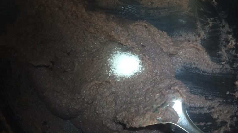 红豆沙,不停的翻炒把水分炒干,加入糖
把红豆炒成自己喜欢的粘稠度
就可以啦