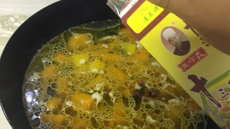 面瓜炖土豆,加水,放入适量的盐,十三香,酱油,花椒,盖上盖子小火炖