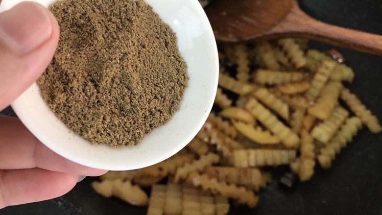 孜然土豆条,倒入孜然粉,翻炒均匀