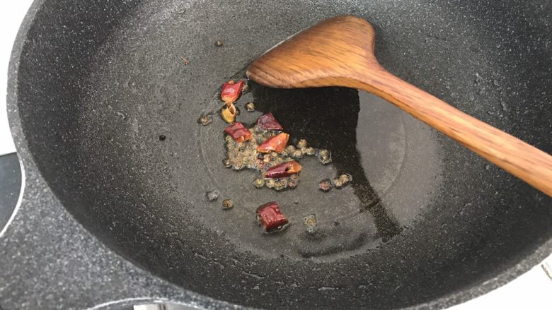 孜然土豆条,花椒,辣椒先炒香(喜辣的多加辣椒哈)