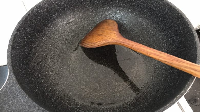 孜然土豆条,炒锅烧热,下油