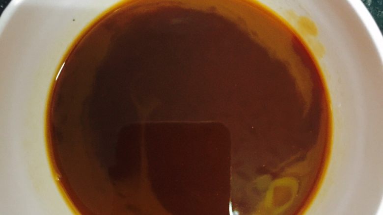 茄汁肉沫酿豆腐,准备好茄汁调料
用一个小碗,把35g<a style='color:red;display:inline-block;' href='/shicai/ 699'>番茄酱</a>、15g添丁醋、12g酱油、8g糖和1g盐放进去搅拌均匀,
用另外一个小碗做淀粉水,3g玉米淀粉+15g水,混合均匀后倒进茄汁调料碗里。