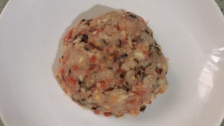 鸡肉香菇小混沌宝宝版12M+,将三种材料混合均匀,加入适量盐和适量<a style='color:red;display:inline-block;' href='/shicai/ 847'>香油</a>,拌匀