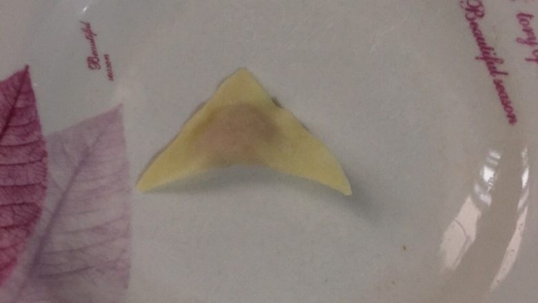 鸡肉香菇小混沌宝宝版12M+,将两边包紧,包的过程中面皮两边需粘点水,方便粘黏