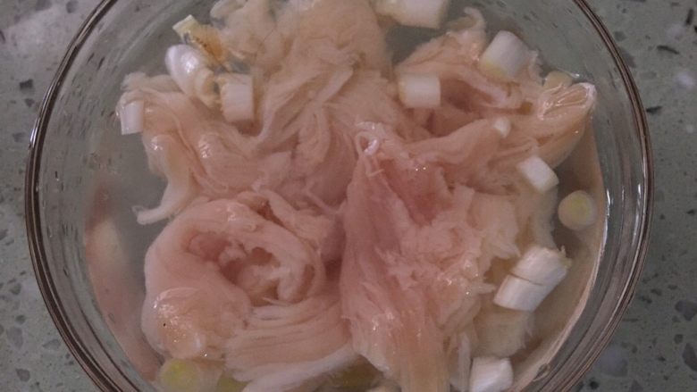 鸡肉香菇小混沌宝宝版12M+,鸡肉切块泡入葱姜水中去腥
