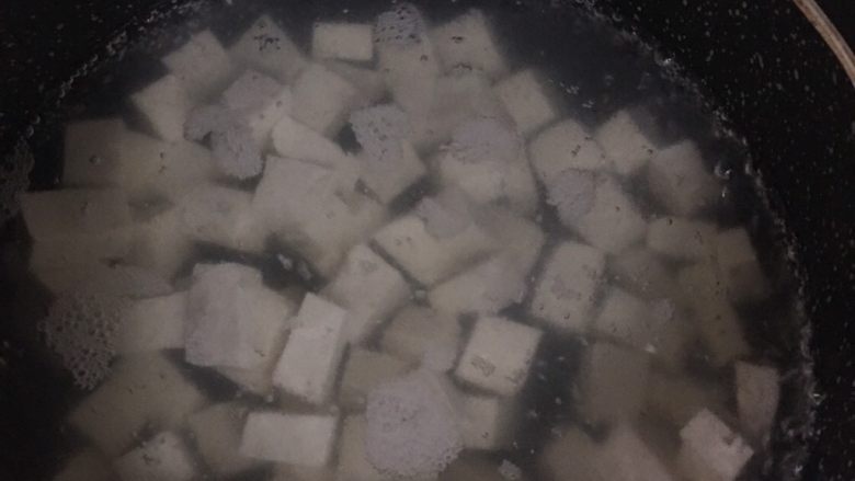 番茄豆腐 宝宝辅食7M+,锅里烧水,水开后放入豆腐煮一分钟,煮好后捞出备用