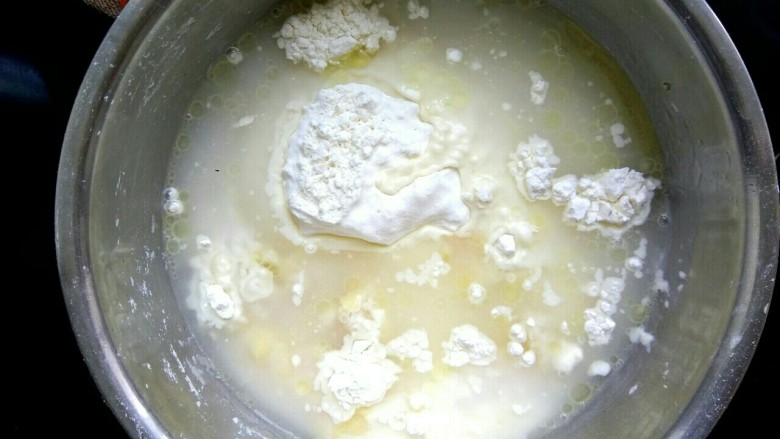 肉馅烧饼,300克<a style='color:red;display:inline-block;' href='/shicai/ 519'>面粉</a>，170克水，3克<a style='color:red;display:inline-block;' href='/shicai/ 731'>酵母</a>，2克盐混合