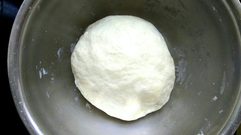 肉馅烧饼,和成光滑的面团