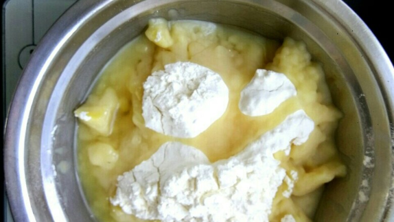 肉馅烧饼,160克面粉，80克<a style='color:red;display:inline-block;' href='/shicai/ 140122'>玉米油</a>混合