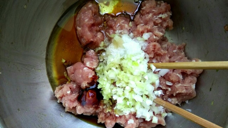 肉馅烧饼,肉馅放入<a style='color:red;display:inline-block;' href='/shicai/ 3250'>葱</a>碎<a style='color:red;display:inline-block;' href='/shicai/ 37'>姜</a>碎，放入适量<a style='color:red;display:inline-block;' href='/shicai/ 788'>生抽</a>，<a style='color:red;display:inline-block;' href='/shicai/ 718'>料酒</a>，盐，<a style='color:red;display:inline-block;' href='/shicai/ 857'>植物油</a>，<a style='color:red;display:inline-block;' href='/shicai/ 847'>香油</a>，耗油，<a style='color:red;display:inline-block;' href='/shicai/ 12043'>花椒粉</a>，搅拌均匀