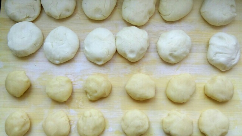 肉馅烧饼,把面皮面团分成12等分，油酥面团分成12等份