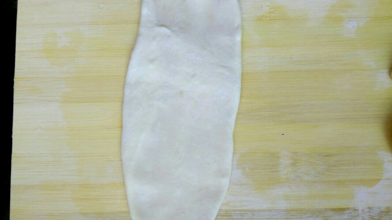 肉馅烧饼,拿一个面团擀成牛舌状