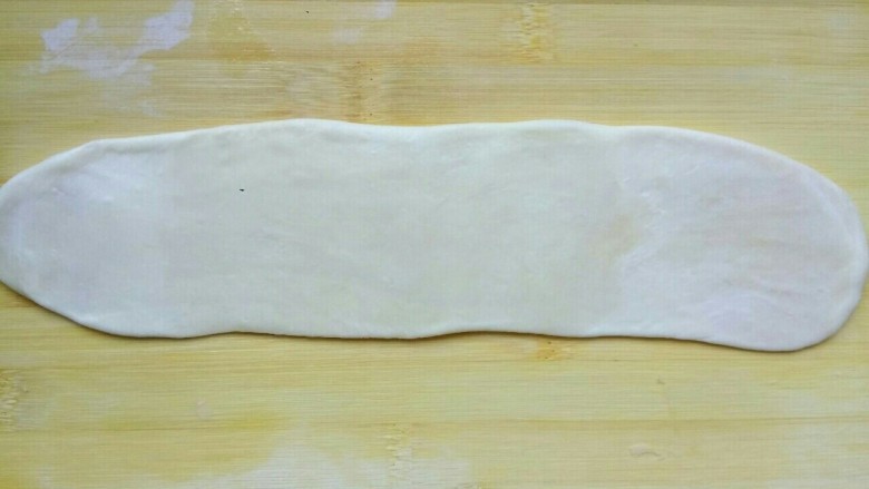 肉馅烧饼,拿一个小卷儿顺方向擀成牛舌状