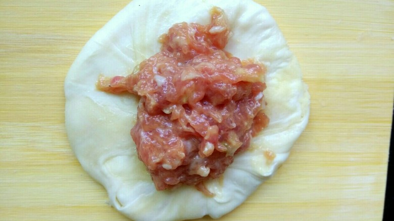 肉馅烧饼,放入肉馅