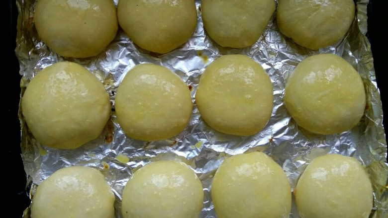 肉馅烧饼,往小碗里打一个<a style='color:red;display:inline-block;' href='/shicai/ 9'>鸡蛋</a>，调匀。均匀的刷到上面